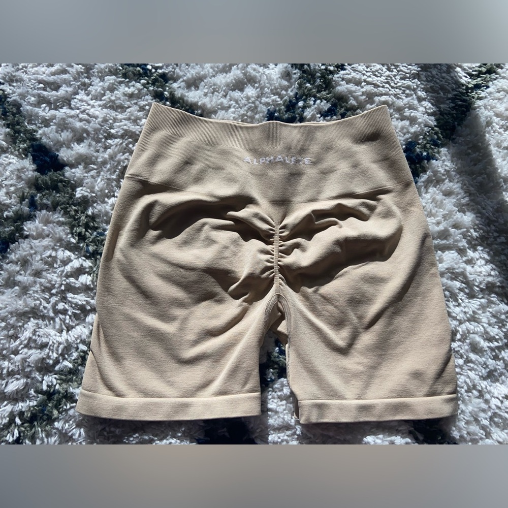 Alphalete Amplify Short, 4.5”, medium(tight fit), smoke and pet free home.